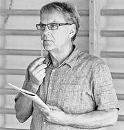 Regisseur Willy Hutter verfolgt die Probenarbeit. (Bild: Max Pflueger)