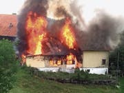Das alte Bauernhaus im abgelegenen Dussnanger Weiler Ober-Speck steht im Vollbrand. (Bild: Kapo TG)