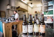 Auch wenn es in einer Garage hergestellt wird, hält das Bier der Biergarage den Prüfungen des Kantonalen Lebensmittellabors stand. (Bilder: Mareycke Frehner)