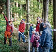 Staunende Gäste bei einer Präsentation am Tag des Schweizer Holzes im Diggetwald. (Bild: Urs Bucher)