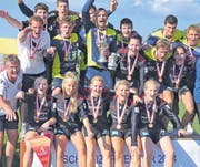 Schweizer Meister feiern auf der Rheininsel: Die Männer von Faustball Widnau und die Frauen vom TSV Jona. (Bilder: Ulrike Huber)