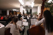 Die nüchterne Vorhalle in der Kanti Wattwil hat sich stimmungsvoll verwandelt und zeigte sich für die klassischen Hits dicht besetzt. (Bild: Peter Küpfer)
