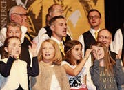 Kinder- und Männerchor singen gemeinsam. (Bild: Andrina Zumbühl)