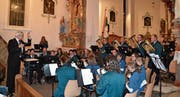 Überzeugender Auftritt: Dirigent Christian Schlegel, die Bürgermusik Wildhaus und die vier Solisten bei «Querfeldein», einer Polka von Lothar Gottlöber. (Bild: Adi Lippuner)