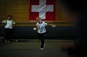 Schweizer Meisterschaft der Frauen im Boccia: Die St. Gallerin Maria Steiger (links) beobachtet den Wurf ihrer Konkurrentin Claudia Ruspini. (Bild: Michel Canonica)