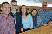 Wurden an der Hauptversammlung 2018 aufgenommen: (v. l.) Dario Schick, Michael Waldner und Kira Heule. Präsidentin Manuela Frei präsentiert sich mit Ehrenpräsident Ruedi Kobelt. (Bild: pd)
