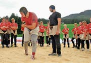 Nick Alpiger (vorne links) erklärt mit David Schmid den Jungschwingern ihre Schwünge. (Bild: Pascal Schönenberger)