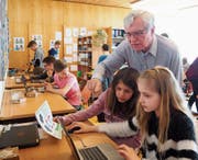 Pensionär Paul Germann ist ein gefragter Mann: Er hilft zwei Schülerinnen im Informatikunterricht weiter. (Bilder: Angelina Donati)
