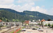 Ein wahrer Wald von Visieren ist beim Bahnhof Wattwil aus dem Boden geschossen, Vorboten der Überbauung Bahnhof-Süd. (Bild: Martin Knoepfel)