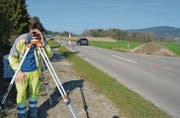 Bevor der Bagger loslegt, wird das Trassee der ersten Etappe des Radwegs genau ausgemessen. (Bild: Urs Bänziger)