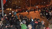 Pünktlich mit dem Bütschwiler Fasnachtsumzug kam der Schnee. Trotzdem liessen sich das Spektakel Tausende an der Umzugsstrecke nicht entgehen. (Bilder: Beat Lanzendorfer)