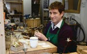 Goldschmied Paul Brent ist begeistert vom Leben in der Schweiz – typisch englischer Tee gehört aber immer dazu. (Bild: Stefan Feuerstein)