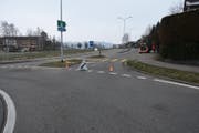 Beim Kreisel übersah eine Autofahrerin eine Mofafahrerin. (Bild: Kapo SG)