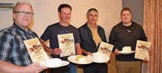Von links: Thomas Stadelmann (AOP-Bloderkäse, 17,9 Punkte), Florian Tischhauser (Sauerkäse Tal, 19,2), Mathias Schnyder (Frischer Sauerkäse, 19,2) und Roland Gantenbein (Bloderkäse AOP, 17,9). (Bild: Adi Lippuner)