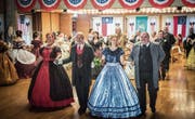 Die Vergangenheit ist jetzt: Am 1. Swiss Old American Ball tanzten auch die Mitorganisatoren Theres und Hoss Keller (rechts vorn). (Bild: Ralph Ribi)