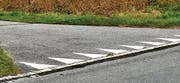 «Kein Vortritt» signalisieren die kurzen mit der Spitze zum Verkehrsteilnehmer gerichteten Dreiecke. In der Regel steht daneben noch die Tafel «Kein Vortritt».