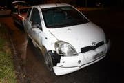 Der Betrunkene fuhr mit seinem unbeleuchtetes Auto über eine Verkehrsinsel, in die angrenzende Wiese und weiter in Richtung Wittenbach. (Bild: Kapo SG)