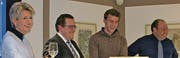 Am Podium wurde in lockerer Atmosphäre über die Wege des Jungfreisinns diskutiert: (v. l.) Karin Keller-Sutter, Ständerätin; Christoph Graf, Kantonalpräsident JF St. Gallen und Moderator des Podiums; Andri Silberschmidt, Kantonalpräsident JF Zürich, und Paul Schlegel, Kantonsratspräsident. (Bild: pd)