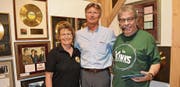 Gennadi Padalka im Rock-&-Pop-Museum, flankiert von Uschy und Roland «Tschiibii» Grossenbacher. (Bild: Urs Bänziger)