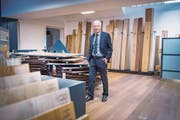 Ruedi Schrepfer, Verwaltungsratsdelegierter der Schuster AG, mit dem aktuellen Sortiment im Verkaufsraum in St.Gallen. (Bild: Urs Bucher)