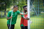 St.Gallen neuer und alter Captain: Martin Angha (links) und Nzuzi Toko. (Bild: Ralph Ribi)