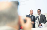 Der abtretende TCS-Präsident Martin Würmli gratuliert seinem Nachfolger Marcel Aebischer. (Bild: Urs Jaudas)