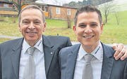 Der neue Generalagent der Helvetia Rheintal, Christof Schwarber, mit seinem Vorgänger Jürg Schwarber. (Bild: pd)