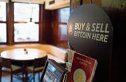 Bitcoin-Automat im Restaurant Hörnli in St. Gallen. (Bild: Gian Ehrenzeller/Keystone (St. Gallen, 14. Januar 2014))