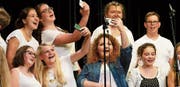 Auch die Jugendlichen des Wahlfachs Musik hatten drei moderne Songs mit kleinen Choreografien einstudiert. (Bild: PD)