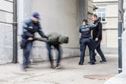 Einer der Betrunkenen ging auch auf die Polizisten und Passanten los. (Bild: Stapo/Symbolbild)