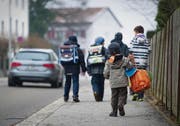 Kinder sollen den Schulweg ohne Erwachsene zurücklegen. So lernen sie, sich selbständig zu bewegen. (Archivbild: Urs Bucher)