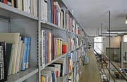 Die Bücher der Kunstbibliothek haben keinen fixen Platz im Regal. (Bild: Trix Niederau)