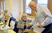 Präsident Leo Senn (rechts) freut sich, dass das Gründungsmitglied Hans Vonwil seit 20 Jahren in der Siedlung Dorfplatz wohnhaft ist und sich dort wohl fühlt. (Bild: bn.)