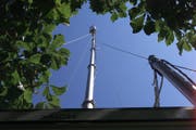 Gerade, wenn von der Natur umgeben, stehen Mobilfunkantennen oft in der Kritik. (Bild: Susann Basler)
