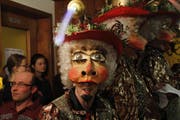 Ob Männlein oder Weiblein, alle werden sie während der Fasnacht zu Tanten. (Bild: Fränzi Grögli)