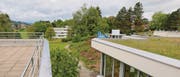 Ein Neubau westlich des Spitals wird als machbar erachtet. Die Thurvita als Betreiberin des östlich des Spitals gelegenen Pflegeheims Fürstenau begrüsst den Standort. Das Personalhaus im Hintergrund müsste weichen. (Bild: Hans Suter)
