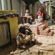 Ein Hirte schert sein Schaf: Die Krippe in der Casa Sant'Antonio wartet mit vielen liebevollen Details auf. (Bild: Michel Canonica)