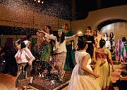 Frauen aus aller Herren Ländern präsentierten an der internationalen Modeschau in der Offenen Kirche ihre Kleider. (Bild: PD/ Augustin Saleem)