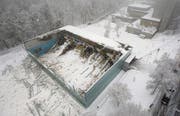 Wie eine Explosion: Die GBS-Turnhalle im Tal der Demut kurz nach dem Einsturz. Durch den Druck des fallenden Daches wurden Bauteile meterweit weggeschleudert. (Archivbild: Michel Canonica)