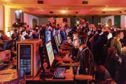 Wettkampf am Bildschirm: In der Olma-Halle 2 messen sich dieses Wochenende rund 700 Gamer. (Bild: Benjamin Manser (Sursee, 2. Dezember 2016))