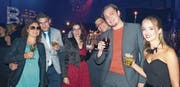 Es braucht die Arbeit vieler helfender und organisierender Hände, bis die Manhattan Cocktail Party gefeiert werden kann. (Bilder: Rebecca Küster)
