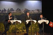 Roger Köppel diskutierte unter der Leitung von Urs M. Hemm mit Lukas Wegmüller (von links). (Bild: Ruben Schönenberger)