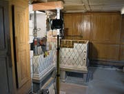 Nachdem die Böden im Haus Keller gesenkt sind, wird im Wohnbereich der rund 200-jährige Bleiker-Ofen wieder aufgebaut. (Bild: Anina Rütsche)