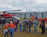 Warteschlange vor dem Rega-Helikopter Eurocopter EC145. (Bild: Corinne Allenspach)