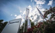 Noch wehen die Fahnen von Petroplast Vinora im Wind. Wie das Areal in Andwil künftig genutzt wird, ist noch nicht entschieden. (Bild: Urs Bucher)