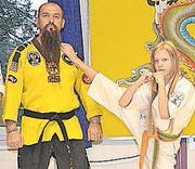 Miki Stojnic, Träger des 5. Dan, mit Tochter Tamara. (Bild: Kurt Latzer)
