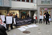 Tierrechtsaktivisten werben vor dem ersten vegangen Laden St.Gallens für ein Leben ohne tierische Produkte. (Bild: Reto Voneschen)