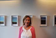 Marianna Wyss-Fent vor einer ihrer Bilderstrecken aus Ölfarbe. (Bild: Noëlle Lee)