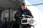 Roman Wiederkehr bereitet die HF-Kamera für den Einsatz vor. (Bild: PD)
