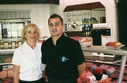 Sandra und Daniel Wegmann vor der neuen Fleischtheke. (Bild: Helena Gunsch)